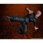YUJI ITADORI SUKUNA’S VESSEL JUJUTSU KAISEN SH FIGUARTS. Yuji Itadori, personaje central de Jujutsu Kaisen, lleva dentro al Rey de las Plagas, Sukuna, lo que lo convierte tanto en un objetivo como en un arma temible. Esta figura S.H. Figuarts captura tanto su determinación como su carga interior, a través de una escultura fiel y numerosos accesorios para variar las expresiones y las escenas de acción. Vestido con su uniforme negro con capucha y sus zapatos rojos, Yuji aparece en una postura neutra pero lista para la acción. El set incluye varias caras con expresiones variadas (tranquilidad, combate, grito...), así como una amplia selección de manos intercambiables para simular golpes, agarres o gestos de combate. También se incluyen dos peinados diferentes, con un tercero oculto para crear un efecto sorpresa. Las caras están pintadas con gran detalle, capturando con precisión los rasgos del anime. Las articulaciones permiten reproducir las posturas emblemáticas del personaje, ya sea en una escena de entrenamiento, de enfrentamiento o de posesión por parte de Sukuna. Con una altura aproximada de 15 cm, esta figura articulada de plástico ofrece un buen equilibrio entre jugabilidad y fidelidad visual. Es una pieza modular ideal para los coleccionistas de la serie o para escenificar los momentos clave de la historia de Yuji.