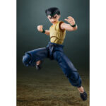 YUSUKE URAMESHI YU YU HAKUSHO SH FIGUARTS. Para la serie de culto «Yu Yu Hakusho», Bandai nos ofrece una representación excepcional de Yusuke Urameshi dentro de su gama S.H. Figuarts. Esta figura de 15 cm captura la esencia del ingenioso detective con una fidelidad extraordinaria, rindiendo homenaje al carácter decidido y al estilo icónico del personaje. Fabricado en PVC resistente, este modelo de Yusuke es más que una simple réplica: encarna el coraje y el espíritu luchador que lo caracterizan a lo largo de la obra de Yoshihiro Togashi. La figura representa a Yusuke con su atuendo cotidiano, en marcado contraste con su naturaleza de guerrero del mundo espiritual: una sencilla camiseta amarilla y unos pantalones azules holgados con cinturón, complementados con sus clásicos zapatos negros y su cinta verde para el pelo. La postura es natural, pero expresa preparación para la acción, una pose icónica que evoca las numerosas batallas que Yusuke tuvo que librar. Este modelo destaca por su capacidad para reproducir escenas icónicas del anime gracias a sus articulaciones cuidadosamente diseñadas, que permiten una amplia gama de movimientos. Los fans disfrutarán de la posibilidad de recrear las poses dinámicas y las técnicas especiales de Yusuke, como el famoso «Rei Gun», cuyo impacto visual se ve reforzado por los efectos especiales en plástico transparente. El universo de «Yu Yu Hakusho» es famoso por sus temas de valentía, amistad y perseverancia. Yusuke Urameshi, con su temperamento fogoso y su determinación inquebrantable, es un protagonista que ha dejado huella en varias generaciones. Representa el espíritu de luchar contra las adversidades, sean cuales sean, defendiendo lo que es justo y protegiendo a los seres queridos. Esta figura no solo es una excelente pieza de colección para los fans de la serie, sino también una fuente de inspiración y un recordatorio de las profundas lecciones que nos enseñó «Yu Yu Hakusho». Tanto si eres un coleccionista veterano como un nuevo fan, esta pieza de Bandai es una valiosa adquisición que ocupará un lugar destacado en tu colección.