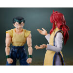 KURAMA YU YU HAKUSHO SH FIGUARTS. Kurama, uno de los luchadores más refinados de Yu Yu Hakusho, cobra vida en esta figura totalmente articulada, fiel a su aspecto en la serie. Bajo su apariencia tranquila se esconde un temible estratega y maestro de las plantas demoníacas, capaz de desatar una fuerza letal con una elegancia inquietante. Miembro clave del cuarteto principal, Kurama encarna una compleja dualidad entre su identidad humana y su pasado como demonio zorro. A lo largo de la serie, destaca por su fría inteligencia, su lealtad inquebrantable y su control total, lo que lo convierte tanto en una piedra angular de la narrativa como en uno de los favoritos de los fans. La figura lo muestra con su traje de combate amarillo y blanco, con una túnica larga dividida, el pelo rojo cuidadosamente peinado y una expresión concentrada. Se incluyen múltiples accesorios: látigo de espinas, rosa demoníaca, piezas de túnica alternativas, cinco caras intercambiables y varios juegos de manos para reproducir sus poses características. Cada componente está esculpido con cuidado para capturar su refinada presencia. Con una altura de unos 15 cm, esta figura de PVC de la línea S.H. Figuarts de Bandai ofrece una gran articulación. La gama de accesorios y las proporciones precisas la hacen perfecta para una exposición dinámica, ya sea para recrear los icónicos ataques de Kurama o su comportamiento tranquilo pero amenazador.