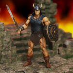 CONAN REAVER OF THE BLACK COASTS CONAN EL BÁRBARO EPIC H.A.C.K.S. FIGURA. El nombre de Conan resuena desde los brumosos riscos de su Cimmeria natal hasta las lejanas curvas de la Tierra. Si bien su fuerza física y sus rápidos reflejos lo convierten en un guerrero formidable, su sabiduría y astucia rivalizan incluso con sus enemigos más sofisticados. La huida de Conan de la ley en Argos y su consiguiente salto a bordo de una galera que zarpaba, un acto impulsado por la desesperación y la voluntad de sobrevivir. Esta decisión impulsiva lo lleva directamente al camino de Belit, la formidable y enigmática «Reina de la Costa Negra». Este encuentro no es solo un choque de espadas, sino de almas; dos fuerzas formidables que reconocen un espíritu afín en el otro. Belit, con su presencia imponente y su apasionada declaración: «Soy Belit, reina de la costa negra. Oh, tigre del Norte... ¡sé mi rey!», ofrece a Conan no solo una alianza, sino una posición de igualdad en su mundo de piratería y aventura. Esta representación a escala 1:12 está diseñada para mostrar la huida de Conan de la corte de Argos, su etapa como saqueador a bordo del Tigress y, finalmente, la muerte de su amada Bêlit. Incluye: 2 retratos, cabello con casco, cabello, cota de malla, hacha de doble filo, zweihander, espada de armas, vaina de espada, escudo con tachuelas, brazales con cresta de león, brazales de bronce, cinturón blindado forrado de piel, 3 juegos de manos.