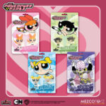 THE POWERPUFF GIRLS 5 POINTS SET (4) MEZCO TOYS. La ciudad de Townsville está bajo ataque, pero las Chicas Superpoderosas de 5 Puntos están aquí para salvar el día… ¡siempre y cuando regresen antes del toque de queda! Este set de lujo incluye a Blossom, Bubbles, Buttercup y su archienemigo Mojo Jojo.  Directamente de la popular serie de Cartoon Network, estos pequeños héroes luchan contra el crimen, el caos y cualquier obstáculo con encanto, inteligencia y un toque de magia de la Sustancia X. Cada figura viene empaquetada individualmente en un blíster de estilo retro, ideal para exhibir.