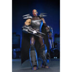 ULTIMATE SHREDDER TEENAGE MUTANT NINJA TURTLES (2012). En la serie animada Teenage Mutant Ninja Turtles de 2012, Shredder es el enemigo más formidable de las Tortugas Ninja. Su presencia eleva instantáneamente el nivel de tensión. Calculador, despiadado e impulsado por la venganza, marca la tensión de la serie cada vez que aparece en escena. A lo largo de la serie, Shredder actúa como un estratega implacable cuyo objetivo es destruir a Splinter y a sus alumnos. Su obsesión alimenta algunas de las batallas más intensas de la serie. A través de la manipulación, los duelos brutales y las alianzas inestables, sigue siendo una fuerza imparable. La figura captura con precisión su aspecto de 2012: armadura angular plateada, guanteletes con largas espadas, grebas pesadas y un casco con cuernos afilados. Una capa negra realza su imponente silueta. Los accesorios incluyen múltiples espadas intercambiables, manos adicionales, una cabeza alternativa sin máscara y una criatura Krang rosa sacada directamente de los dibujos animados. Los detalles nítidos resaltan la armadura metálica, el esculpido limpio, las articulaciones discretas y los accesorios a escala. Con 18 cm de altura, la figura ofrece una articulación sólida, perfecta para recrear los momentos icónicos de Shredder.