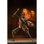 ULTIMATE FOOT SOLDIER TEENAGE MUTANT NINJA TURTLES (2012). En la serie animada Teenage Mutant Ninja Turtles de 2012, los soldados Foot representan la amenaza silenciosa y persistente del clan Foot. Siempre presentes en las sombras, operan en grupos, siguen órdenes sin dudar y empujan constantemente a las Tortugas hasta sus límites. Su papel enfatiza la estricta disciplina del clan. Ya sea en emboscadas, persecuciones o batallas coordinadas, los soldados Foot siguen siendo oponentes implacables que aumentan la tensión de cada encuentro. La figura recrea su aspecto alto y esbelto: traje negro, extremidades angulosas, máscara oscura con ojos rojos y la característica cinta roja en la cabeza. El set incluye una amplia gama de armas, como guadañas, una maza con púas, una lanza, una katana y otros accesorios fieles a la serie. Las múltiples manos intercambiables y una cabeza alternativa ofrecen una gran flexibilidad a la hora de colocar la figura. Los detalles nítidos destacan en las texturas del traje, las proporciones estilizadas, la pintura limpia y los accesorios bien elaborados. Con 18 cm de altura, la figura ofrece una articulación sólida para poses sigilosas o centradas en la acción inspiradas en los dibujos animados.