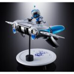 ASTRO BOT & DUAL SPEEDER CHOGOKIN.Procedente del universo del videojuego Astro Bot, este dúo de figuras destaca al adorable robot Astro y su nave espacial transformable, la Dual Speeder, ambos procedentes del universo PlayStation. Presente en la consola PS5, este juego de aventuras destaca las funcionalidades del mando DualSense en un mundo lleno de encanto, referencias y mecánicas lúdicas. Astro aparece aquí con su fiel nave, que pilota a lo largo de los niveles para explorar nuevos horizontes. Este dúo encarna la simbiosis entre una jugabilidad innovadora y un universo entrañable, al tiempo que rinde homenaje al universo tecnológico y retro de PlayStation. El pequeño robot adopta una postura alegre y dinámica, fiel a su temperamento. El mando transformado en nave presenta una estética futurista con alas desplegables, propulsores detallados y un sistema de luces LED integrado. La base circular alberga a Astro de pie y a la nave, expuesta en vuelo, para crear un efecto visual impactante y muy fiel a las imágenes del juego. Los colores blanco y azul metalizado reproducen a la perfección el diseño de la consola y del robot. El set está compuesto por ABS, PVC y metal fundido a presión, lo que garantiza un excelente resultado visual y una solidez apreciable. Las texturas metálicas y los detalles mecánicos alrededor de los propulsores y las alas están especialmente cuidados. La base con soportes incluidos permite diferentes configuraciones de exposición. Todo se entrega con pilas incluidas (3x LR44) para activar los efectos luminosos.