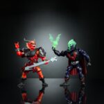 HORDAK & HELLFIRE-MAN MASTERS OF THE UNIVERSE X STRANGER THINGS ORIGINS. ¡Bienvenidos al mundo del revés, Eternia! Una combinación de Masters of the Universe y Stranger Things de Netflix da vida a estas figuras únicas. Cada figura articulada de 14 cm tiene elementos de ambas franquicias. Este pack contiene un Hordak de colores extraños, tal y como aparecería en Upside Down Eternia, pero con el clásico arnés de MOTU. Viene con los accesorios Hellfire Sword y Bat. Se enfrenta a Hellfire-Man, la encarnación viviente del Hellfire Club, que viene con un hacha inspirada en una guitarra y la Mace of Fate. Los colores y las decoraciones pueden variar.
