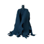 BATMAN DAMAGE (BATMAN: HUSH) DC COMICS FIGURA MAFEX. Batman es el Caballero Oscuro de DC Comics, el justiciero de Gotham City que confía en su intelecto, entrenamiento y fuerza de voluntad más que en superpoderes. Esta figura oficial de Batman (Dañado) mide unos 16 cm de altura y forma parte de la línea Miracle Action Figure (MAFEX). Producida por Medicom Toy, muestra al Caballero Oscuro en un estado «dañado por la batalla», aún listo para luchar a pesar de las marcas visibles en su traje. Detrás de la máscara, Bruce Wayne continúa su guerra contra el crimen, utilizando el miedo como arma junto con un completo arsenal de artilugios. Implacable y metódico, sigue adelante incluso cuando está herido, que es precisamente lo que evoca esta versión Damage. Las esculturas de cabeza incluidas, que van desde una mirada sombría con la boca cerrada hasta una expresión de grito y un gruñido con los dientes apretados, te permiten mostrar diferentes facetas del personaje, desde el frío estratega hasta el luchador acorralado. En cuanto al diseño, la figura luce su clásico traje gris con capucha, guantes y botas azul marino oscuro, además del emblema del murciélago en relieve en el pecho y un gran cinturón utilitario amarillo alrededor de la cintura. La capa de tela azul oscuro está deshilachada en los bordes, lo que enfatiza la sensación de «recién llegado de la batalla», mientras que un corte vendado en su brazo derecho añade un claro signo de daño. Batman viene con varios accesorios, entre los que se incluyen una espada larga con guarda dorada, proyectiles con forma de murciélago y un dispositivo de agarre con cable. Gracias a sus múltiples puntos de articulación, la figura puede colocarse en posturas de ataque, posiciones defensivas o simplemente de pie con la capa ondeando, como pieza central de tu colección DC.