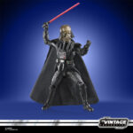 DARTH VADER EMPEROR’S WRATH VINTAGE COLLECTION STAR WARS RETURN OF THE JEDI. asbro presenta dentro su línea The Vintage Collection la figura de Darth Vader inspirada en la apariencia de su personaje cuando es electrocutado por el emperador Palpatine en la película "Star Wars: Return of the Jedi" ("Star Wars: El retorno del Jedi" en España). Mide 9,5 cm e incluye 1x sable de luz rojo, 1x empuñadura no iluminada, 1x antebrazo intercambiable, 1x capa de tela y 2x efectos de fuerza removible. Su embalaje tipo blíster reproduce el estilo clásico de Kenner, con logotipo vintage y numeración para coleccionistas. UNIDADES LIMITADAS.