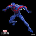 SPIDER-MAN 2099 MARVEL LEGENDS SERIES. Hasbro presenta en su colección Marvel Legends Series, esta figura retro de Spider-Man en su versión 2099, cuando un accidente de laboratorio modificó el código genético del científico Miguel O’Hara en los cómics de "Spider-Man 2099". Mide 15 cm de altura y cuenta con más de 20 puntos de articulación, permitiendo recrear poses dinámicas. Incluye 4x manos intercambiables (2x lanzando telarañas y 2x trepamuros) y 1x capa deshilachada. Presenta un esculpido y pintado de alta calidad inspirado en su diseño clásico de los cómics. Se presenta en blíster estilo retro con ilustraciones. UNIDADES LIMITADAS.