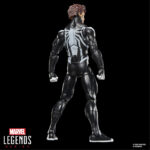 SPIDER-VENOM MARVEL LEGENDS SERIES. Hasbro incorpora a su línea Marvel Legends Series esta figura retro de Spider-Venom, inspirada en los cómics de "Spider-Man" cuando el simbionte Venom vuelve a unirse a su antiguo huésped Peter Parker. La figura mide 15 cm y ofrece más de 20 puntos de articulación para exhibirla en poses dinámicas. Incluye 4x manos alternativas (2x lanzando telarañas y 2x trepamuros), 1x cabeza alternativa y 1x cadena. Presenta un diseño detallado fiel al estilo de los cómics. Se presenta en blíster de estilo retro con arte de colección. UNIDADES LIMITADAS.