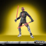 MAUL SHADOW LORD VINTAGE COLLECTION STAR WARS. Hasbro lanza dentro de su línea The Vintage Collection la figura de Maul, inspirada en su personaje en la serie animada de Disney+ “Star Wars: Maul Shadow Lord”. Esta figura de 9,5 cm reproduce fielmente su aspecto, con articulaciones funcionales y acabado premium. Incluye . Su embalaje tipo blíster reproduce el estilo clásico de Kenner, con logotipo vintage y numeración para coleccionistas. UNIDADES LIMITADAS.
