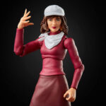 MOIRA X MEN MARVEL LEGENDS SERIES. Hasbro Fans presenta la figura X-Men de Moira, para la colección Marvel Legends. Se trata de una figura articulada de 15 cm hecha en PVC. Incluye una cabeza alternativa, un pañuelo y brazos intercambiables. Con su bata blanca y sus pequeñas gafas sobre la nariz, parece una investigadora genial. Se trata, de hecho, de una réplica articulada de Moira Mac Taggert, una genetista sin igual, galardonada con el Nobel por sus trabajos sobre el gen X. Además, la científica, que en su día estuvo enamorada del profesor Xavier, es una gran especialista en mutantes y genética. Y su figurita, con dos caras y dos pares de manos, es totalmente articulada. De este modo, puede representar al personaje en múltiples situaciones.