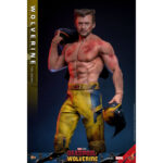 WOLVERINE (TVA JACKET VERSION) DEADPOOL & WOLVERINE MOVIE MASTERPIECE 1/6 HOT TOYS. Sumérgete en el universo Marvel con esta figura oficial de Lobezno (versión TVA Jacket), que mide aproximadamente 31 cm de altura. Diseñada por Hot Toys, esta excepcional pieza forma parte de la colección Movie Masterpiece, famosa por su meticuloso detalle y su impresionante realismo. Esta figura captura con precisión la apariencia de Wolverine tal y como aparece en la película «Deadpool 3». El rostro, detallado y meticulosamente esculpido, refleja la intensidad y la determinación del personaje. La parte superior del cuerpo, de silicona muscular sin costuras, desde el cuello hasta los brazos, añade un realismo sorprendente a la figura, haciendo visibles todos los músculos y venas. La figura viene con múltiples cabezas intercambiables con ojos móviles, lo que permite una multitud de expresiones y poses dinámicas. Accesorios y características incluidos: Caras intercambiables: la figura incluye varias cabezas intercambiables que permiten mostrar diferentes expresiones. Elige entre caras con mirada penetrante o expresiones más feroces, fieles al carácter de Lobezno. Traje y equipo: Wolverine viste su icónica chaqueta TVA y pantalones amarillos, con efectos de desgaste especialmente aplicados para añadir realismo. Hay dos estilos de chaqueta disponibles, con o sin mangas. Articulación y poses: gracias a sus múltiples puntos de articulación, la figura puede adoptar una gran variedad de poses dinámicas. También se incluyen las garras de adamantio características de Wolverine, así como una base ajustable temática con efectos de luz alimentados por USB.