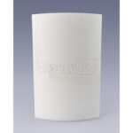 SUPER SAIYAN SON GOKU TRAIL OF BATTLES DRAGON BALL Z FIGURTS ZERO. En Dragon Ball Z, Son Goku representa la búsqueda incesante de la fuerza y el equilibrio frente a enemigos cada vez más poderosos. Esta figura captura la esencia misma de su viaje: batallas icónicas, determinación inquebrantable y su presencia legendaria. El formato dinámico rinde homenaje a su poder perdurable a través de un relato visual de sus combates más memorables. La escena muestra a Goku en forma de Super Saiyan, saltando hacia adelante desde una pared esculpida en relieve con el estilo de un panel de manga. Detrás de él hay tres enemigos inolvidables: Freezer, Cell y Jiren, representados en blanco y negro como recuerdos congelados en su legado. Cada fotograma de la pared marca un hito en la evolución de Goku, lo que confiere a la figura un gran peso narrativo. El diseño es llamativo: Goku irrumpe desde el fondo con el brazo levantado, las piernas flexionadas y una expresión intensa. Su vibrante gi naranja, su pelo dorado con puntas y su mirada feroz están fielmente recreados. El contraste de colores entre Goku y el fondo en escala de grises realza la sensación de movimiento e impacto. Con una altura aproximada de 22 cm, esta pieza de PVC se apoya sobre una base inclinada de estilo cómic. Los detalles esculpidos son nítidos, la pintura es limpia y la pose está perfectamente equilibrada a pesar de su composición llena de acción. Un poderoso homenaje al espíritu luchador de Goku, ideal para cualquier fan de la serie.