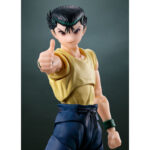 YUSUKE URAMESHI YU YU HAKUSHO SH FIGUARTS. Para la serie de culto «Yu Yu Hakusho», Bandai nos ofrece una representación excepcional de Yusuke Urameshi dentro de su gama S.H. Figuarts. Esta figura de 15 cm captura la esencia del ingenioso detective con una fidelidad extraordinaria, rindiendo homenaje al carácter decidido y al estilo icónico del personaje. Fabricado en PVC resistente, este modelo de Yusuke es más que una simple réplica: encarna el coraje y el espíritu luchador que lo caracterizan a lo largo de la obra de Yoshihiro Togashi. La figura representa a Yusuke con su atuendo cotidiano, en marcado contraste con su naturaleza de guerrero del mundo espiritual: una sencilla camiseta amarilla y unos pantalones azules holgados con cinturón, complementados con sus clásicos zapatos negros y su cinta verde para el pelo. La postura es natural, pero expresa preparación para la acción, una pose icónica que evoca las numerosas batallas que Yusuke tuvo que librar. Este modelo destaca por su capacidad para reproducir escenas icónicas del anime gracias a sus articulaciones cuidadosamente diseñadas, que permiten una amplia gama de movimientos. Los fans disfrutarán de la posibilidad de recrear las poses dinámicas y las técnicas especiales de Yusuke, como el famoso «Rei Gun», cuyo impacto visual se ve reforzado por los efectos especiales en plástico transparente. El universo de «Yu Yu Hakusho» es famoso por sus temas de valentía, amistad y perseverancia. Yusuke Urameshi, con su temperamento fogoso y su determinación inquebrantable, es un protagonista que ha dejado huella en varias generaciones. Representa el espíritu de luchar contra las adversidades, sean cuales sean, defendiendo lo que es justo y protegiendo a los seres queridos. Esta figura no solo es una excelente pieza de colección para los fans de la serie, sino también una fuente de inspiración y un recordatorio de las profundas lecciones que nos enseñó «Yu Yu Hakusho». Tanto si eres un coleccionista veterano como un nuevo fan, esta pieza de Bandai es una valiosa adquisición que ocupará un lugar destacado en tu colección.