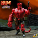 HELLBOY IMMORTAL CHAMPIONS BOSS FIGHT STUDIO. ¡Hellboy, de Mike Mignola, cobra vida en forma de figura de acción retro! Immortal Champions es una nueva fusión de la estética clásica de los juguetes de los años 80 y el estilo moderno. Esta nueva línea combina temas de fantasía y ciencia ficción en una escala de 14 cm para los fans de hoy en día. Hellboy tiene 27 puntos de articulación, cuenta con la atención al detalle característica de Boss Fight Studio e incluye pistola, funda y espada. Perfecto para luchar y/o beber con esqueletos. Empaquetado en blíster.