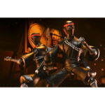 ULTIMATE FOOT SOLDIER TEENAGE MUTANT NINJA TURTLES (2012). En la serie animada Teenage Mutant Ninja Turtles de 2012, los soldados Foot representan la amenaza silenciosa y persistente del clan Foot. Siempre presentes en las sombras, operan en grupos, siguen órdenes sin dudar y empujan constantemente a las Tortugas hasta sus límites. Su papel enfatiza la estricta disciplina del clan. Ya sea en emboscadas, persecuciones o batallas coordinadas, los soldados Foot siguen siendo oponentes implacables que aumentan la tensión de cada encuentro. La figura recrea su aspecto alto y esbelto: traje negro, extremidades angulosas, máscara oscura con ojos rojos y la característica cinta roja en la cabeza. El set incluye una amplia gama de armas, como guadañas, una maza con púas, una lanza, una katana y otros accesorios fieles a la serie. Las múltiples manos intercambiables y una cabeza alternativa ofrecen una gran flexibilidad a la hora de colocar la figura. Los detalles nítidos destacan en las texturas del traje, las proporciones estilizadas, la pintura limpia y los accesorios bien elaborados. Con 18 cm de altura, la figura ofrece una articulación sólida para poses sigilosas o centradas en la acción inspiradas en los dibujos animados.