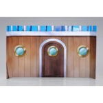 PARTY SET THE STRAW HAT CREW ONE PIECE SH FIGUARTS. Para todos los fans de One Piece, las escenas de celebración de los Sombreros de Paja a bordo del Going Merry o del Thousand Sunny son tan emblemáticas como sus épicas batallas. Este set de accesorios captura el espíritu de esas alegres reuniones con comidas compartidas, risas y mucha cerveza espumosa. Aunque este set no incluye ninguna figura, cuenta con una gran selección de piezas diseñadas para complementar a tus personajes favoritos de S.H.Figuarts. En su interior encontrarás un barril con cuencos y platos de comida, una caja de madera, seis jarras de cerveza, varias manos intercambiables y caras expresivas, perfectas para las escenas de fiesta. El diseño se mantiene fiel al estilo distintivo del anime, con mini barriles de madera llenos de espuma, caras exageradamente risueñas e incluso una cara de Chopper con la boca abierta para mayor diversión. Estas piezas ayudan a llevar los momentos más animados de la tripulación a tu estantería. Fabricado en PVC, este kit de accesorios es ideal para mejorar las exposiciones de S.H.Figuarts con humor y autenticidad. Tanto si quieres recrear un alegre festín como añadir personalidad a tu diorama, este set es el complemento perfecto para tu colección de One Piece.