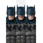 BATMAN DAMAGE (BATMAN: HUSH) DC COMICS FIGURA MAFEX. Batman es el Caballero Oscuro de DC Comics, el justiciero de Gotham City que confía en su intelecto, entrenamiento y fuerza de voluntad más que en superpoderes. Esta figura oficial de Batman (Dañado) mide unos 16 cm de altura y forma parte de la línea Miracle Action Figure (MAFEX). Producida por Medicom Toy, muestra al Caballero Oscuro en un estado «dañado por la batalla», aún listo para luchar a pesar de las marcas visibles en su traje. Detrás de la máscara, Bruce Wayne continúa su guerra contra el crimen, utilizando el miedo como arma junto con un completo arsenal de artilugios. Implacable y metódico, sigue adelante incluso cuando está herido, que es precisamente lo que evoca esta versión Damage. Las esculturas de cabeza incluidas, que van desde una mirada sombría con la boca cerrada hasta una expresión de grito y un gruñido con los dientes apretados, te permiten mostrar diferentes facetas del personaje, desde el frío estratega hasta el luchador acorralado. En cuanto al diseño, la figura luce su clásico traje gris con capucha, guantes y botas azul marino oscuro, además del emblema del murciélago en relieve en el pecho y un gran cinturón utilitario amarillo alrededor de la cintura. La capa de tela azul oscuro está deshilachada en los bordes, lo que enfatiza la sensación de «recién llegado de la batalla», mientras que un corte vendado en su brazo derecho añade un claro signo de daño. Batman viene con varios accesorios, entre los que se incluyen una espada larga con guarda dorada, proyectiles con forma de murciélago y un dispositivo de agarre con cable. Gracias a sus múltiples puntos de articulación, la figura puede colocarse en posturas de ataque, posiciones defensivas o simplemente de pie con la capa ondeando, como pieza central de tu colección DC.