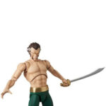 RA´S AL GHUL (BATMAN: HUSH) DC COMICS FIGURA MAFEX. En el universo DC Comics, Ra's al Ghul es el líder de la Liga de Asesinos, un extremista centenario que a menudo se enfrenta a Batman en nombre de su visión radical del mundo. Esta figura oficial de Ra's al Ghul mide unos 16 cm de altura y forma parte de la línea Miracle Action Figure (MAFEX). Fabricada por Medicom Toy, destaca su complexión de luchador esbelto y su imponente presencia, lista para un enfrentamiento. Ra's es un estratega frío dispuesto a sacrificar ciudades enteras por lo que considera el bien mayor del planeta, al tiempo que ve a Batman como un posible sucesor y como un enemigo. Su relación es una mezcla de respeto, rivalidad y conflicto constante, lo que lo convierte en uno de los enemigos más memorables del Caballero Oscuro. La figura refleja esta naturaleza con varias cabezas intercambiables que van desde un ceño fruncido hasta una expresión de grito, lo que te permite exhibirlo como el cerebro calculador o el guerrero listo para la batalla. En cuanto al diseño, la figura muestra a Ra con el torso desnudo, con músculos definidos y un sutil vello corporal esculpido en todo el torso. Lleva pantalones ajustados de color verde sujetos por un cinturón dorado, combinados con unas altas botas negras brillantes. Su cabeza presenta un cabello oscuro peinado hacia atrás con canas en las sienes, además de sus distintivas patillas y bigote que acentúan sus severas expresiones faciales. La figura viene con una larga espada plateada con una guarda dorada, y su cuerpo altamente articulado permite colocarla fácilmente en poses dinámicas de lucha con espada, manteniéndola estable en su soporte.