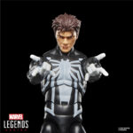 SPIDER-VENOM MARVEL LEGENDS SERIES. Hasbro incorpora a su línea Marvel Legends Series esta figura retro de Spider-Venom, inspirada en los cómics de "Spider-Man" cuando el simbionte Venom vuelve a unirse a su antiguo huésped Peter Parker. La figura mide 15 cm y ofrece más de 20 puntos de articulación para exhibirla en poses dinámicas. Incluye 4x manos alternativas (2x lanzando telarañas y 2x trepamuros), 1x cabeza alternativa y 1x cadena. Presenta un diseño detallado fiel al estilo de los cómics. Se presenta en blíster de estilo retro con arte de colección. UNIDADES LIMITADAS.