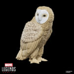 THE OWL MARVEL LEGENDS SERIES. Hasbro suma a su colección Marvel Legends Series la figura retro del villano Leland Owlsley alias The Owl (El Búho en España), basada en su aparición en los cómics de "Spider-Man". Mide 15 cm y dispone de más de 20 puntos de articulación. Incluye 2x manos con garras intercambiables, 1x búho como mascota y 1x bufanda removible. Cuenta con un diseño premium y esculpido detallado que recrean fielmente al personaje. Se presenta en un blíster estilo retro. UNIDADES LIMITADAS.