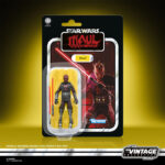 MAUL SHADOW LORD VINTAGE COLLECTION STAR WARS. Hasbro lanza dentro de su línea The Vintage Collection la figura de Maul, inspirada en su personaje en la serie animada de Disney+ “Star Wars: Maul Shadow Lord”. Esta figura de 9,5 cm reproduce fielmente su aspecto, con articulaciones funcionales y acabado premium. Incluye . Su embalaje tipo blíster reproduce el estilo clásico de Kenner, con logotipo vintage y numeración para coleccionistas. UNIDADES LIMITADAS.