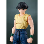 YUSUKE URAMESHI YU YU HAKUSHO SH FIGUARTS. Para la serie de culto «Yu Yu Hakusho», Bandai nos ofrece una representación excepcional de Yusuke Urameshi dentro de su gama S.H. Figuarts. Esta figura de 15 cm captura la esencia del ingenioso detective con una fidelidad extraordinaria, rindiendo homenaje al carácter decidido y al estilo icónico del personaje. Fabricado en PVC resistente, este modelo de Yusuke es más que una simple réplica: encarna el coraje y el espíritu luchador que lo caracterizan a lo largo de la obra de Yoshihiro Togashi. La figura representa a Yusuke con su atuendo cotidiano, en marcado contraste con su naturaleza de guerrero del mundo espiritual: una sencilla camiseta amarilla y unos pantalones azules holgados con cinturón, complementados con sus clásicos zapatos negros y su cinta verde para el pelo. La postura es natural, pero expresa preparación para la acción, una pose icónica que evoca las numerosas batallas que Yusuke tuvo que librar. Este modelo destaca por su capacidad para reproducir escenas icónicas del anime gracias a sus articulaciones cuidadosamente diseñadas, que permiten una amplia gama de movimientos. Los fans disfrutarán de la posibilidad de recrear las poses dinámicas y las técnicas especiales de Yusuke, como el famoso «Rei Gun», cuyo impacto visual se ve reforzado por los efectos especiales en plástico transparente. El universo de «Yu Yu Hakusho» es famoso por sus temas de valentía, amistad y perseverancia. Yusuke Urameshi, con su temperamento fogoso y su determinación inquebrantable, es un protagonista que ha dejado huella en varias generaciones. Representa el espíritu de luchar contra las adversidades, sean cuales sean, defendiendo lo que es justo y protegiendo a los seres queridos. Esta figura no solo es una excelente pieza de colección para los fans de la serie, sino también una fuente de inspiración y un recordatorio de las profundas lecciones que nos enseñó «Yu Yu Hakusho». Tanto si eres un coleccionista veterano como un nuevo fan, esta pieza de Bandai es una valiosa adquisición que ocupará un lugar destacado en tu colección.