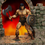 CONAN REAVER OF THE BLACK COASTS CONAN EL BÁRBARO EPIC H.A.C.K.S. FIGURA. El nombre de Conan resuena desde los brumosos riscos de su Cimmeria natal hasta las lejanas curvas de la Tierra. Si bien su fuerza física y sus rápidos reflejos lo convierten en un guerrero formidable, su sabiduría y astucia rivalizan incluso con sus enemigos más sofisticados. La huida de Conan de la ley en Argos y su consiguiente salto a bordo de una galera que zarpaba, un acto impulsado por la desesperación y la voluntad de sobrevivir. Esta decisión impulsiva lo lleva directamente al camino de Belit, la formidable y enigmática «Reina de la Costa Negra». Este encuentro no es solo un choque de espadas, sino de almas; dos fuerzas formidables que reconocen un espíritu afín en el otro. Belit, con su presencia imponente y su apasionada declaración: «Soy Belit, reina de la costa negra. Oh, tigre del Norte... ¡sé mi rey!», ofrece a Conan no solo una alianza, sino una posición de igualdad en su mundo de piratería y aventura. Esta representación a escala 1:12 está diseñada para mostrar la huida de Conan de la corte de Argos, su etapa como saqueador a bordo del Tigress y, finalmente, la muerte de su amada Bêlit. Incluye: 2 retratos, cabello con casco, cabello, cota de malla, hacha de doble filo, zweihander, espada de armas, vaina de espada, escudo con tachuelas, brazales con cresta de león, brazales de bronce, cinturón blindado forrado de piel, 3 juegos de manos.
