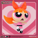 THE POWERPUFF GIRLS 5 POINTS SET (4) MEZCO TOYS. La ciudad de Townsville está bajo ataque, pero las Chicas Superpoderosas de 5 Puntos están aquí para salvar el día… ¡siempre y cuando regresen antes del toque de queda! Este set de lujo incluye a Blossom, Bubbles, Buttercup y su archienemigo Mojo Jojo.  Directamente de la popular serie de Cartoon Network, estos pequeños héroes luchan contra el crimen, el caos y cualquier obstáculo con encanto, inteligencia y un toque de magia de la Sustancia X. Cada figura viene empaquetada individualmente en un blíster de estilo retro, ideal para exhibir.