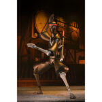 ULTIMATE FOOT SOLDIER TEENAGE MUTANT NINJA TURTLES (2012). En la serie animada Teenage Mutant Ninja Turtles de 2012, los soldados Foot representan la amenaza silenciosa y persistente del clan Foot. Siempre presentes en las sombras, operan en grupos, siguen órdenes sin dudar y empujan constantemente a las Tortugas hasta sus límites. Su papel enfatiza la estricta disciplina del clan. Ya sea en emboscadas, persecuciones o batallas coordinadas, los soldados Foot siguen siendo oponentes implacables que aumentan la tensión de cada encuentro. La figura recrea su aspecto alto y esbelto: traje negro, extremidades angulosas, máscara oscura con ojos rojos y la característica cinta roja en la cabeza. El set incluye una amplia gama de armas, como guadañas, una maza con púas, una lanza, una katana y otros accesorios fieles a la serie. Las múltiples manos intercambiables y una cabeza alternativa ofrecen una gran flexibilidad a la hora de colocar la figura. Los detalles nítidos destacan en las texturas del traje, las proporciones estilizadas, la pintura limpia y los accesorios bien elaborados. Con 18 cm de altura, la figura ofrece una articulación sólida para poses sigilosas o centradas en la acción inspiradas en los dibujos animados.