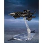 GODZILLA HEAT RAY VER VS NEW GOTENGO GODZILLA: FINAL WARS SH MONSTER ARTS. En el universo de Godzilla, existe una tensión permanente entre la humanidad y las fuerzas colosales que amenazan su equilibrio. Esta escena muestra un enfrentamiento emblemático entre Godzilla, en su forma Heat Ray, y el New Gotengo, una nave militar diseñada para competir con criaturas titánicas. El ambiente es el de una batalla estratégica en la que se enfrentan la fuerza bruta y la tecnología. Godzilla, figura central de la saga, encarna aquí toda la fuerza caótica que lo caracteriza. Frente a él, el New Gotengo representa la respuesta humana, un símbolo de resistencia e ingenio. Su oposición narra una lucha continua entre dos fuerzas que nunca se rinden. La figura captura estos dos elementos con precisión: Godzilla luce su piel escamosa y oscura, sus placas dorsales teñidas de un naranja incandescente y su postura erizada, con la boca abierta. Por su parte, el New Gotengo se reproduce con un casco oscuro, un taladro frontal y un soporte transparente articulado que permite presentarlo en vuelo. Las texturas, los relieves y los contrastes dan un aspecto dinámico al conjunto. Con unas dimensiones aproximadas de 16 cm, esta pieza de S.H. MonsterArts ofrece un nivel de detalle escultórico tanto en Godzilla como en la nave. Las discretas articulaciones de Godzilla permiten algunas variaciones de postura, mientras que el soporte del Gotengo ofrece opciones de exposición aérea. Se trata de un dúo pensado para recrear una escena de acción directamente en la estantería.