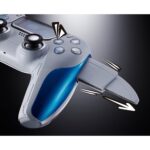 ASTRO BOT & DUAL SPEEDER CHOGOKIN.Procedente del universo del videojuego Astro Bot, este dúo de figuras destaca al adorable robot Astro y su nave espacial transformable, la Dual Speeder, ambos procedentes del universo PlayStation. Presente en la consola PS5, este juego de aventuras destaca las funcionalidades del mando DualSense en un mundo lleno de encanto, referencias y mecánicas lúdicas. Astro aparece aquí con su fiel nave, que pilota a lo largo de los niveles para explorar nuevos horizontes. Este dúo encarna la simbiosis entre una jugabilidad innovadora y un universo entrañable, al tiempo que rinde homenaje al universo tecnológico y retro de PlayStation. El pequeño robot adopta una postura alegre y dinámica, fiel a su temperamento. El mando transformado en nave presenta una estética futurista con alas desplegables, propulsores detallados y un sistema de luces LED integrado. La base circular alberga a Astro de pie y a la nave, expuesta en vuelo, para crear un efecto visual impactante y muy fiel a las imágenes del juego. Los colores blanco y azul metalizado reproducen a la perfección el diseño de la consola y del robot. El set está compuesto por ABS, PVC y metal fundido a presión, lo que garantiza un excelente resultado visual y una solidez apreciable. Las texturas metálicas y los detalles mecánicos alrededor de los propulsores y las alas están especialmente cuidados. La base con soportes incluidos permite diferentes configuraciones de exposición. Todo se entrega con pilas incluidas (3x LR44) para activar los efectos luminosos.