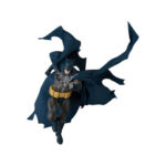 BATMAN DAMAGE (BATMAN: HUSH) DC COMICS FIGURA MAFEX. Batman es el Caballero Oscuro de DC Comics, el justiciero de Gotham City que confía en su intelecto, entrenamiento y fuerza de voluntad más que en superpoderes. Esta figura oficial de Batman (Dañado) mide unos 16 cm de altura y forma parte de la línea Miracle Action Figure (MAFEX). Producida por Medicom Toy, muestra al Caballero Oscuro en un estado «dañado por la batalla», aún listo para luchar a pesar de las marcas visibles en su traje. Detrás de la máscara, Bruce Wayne continúa su guerra contra el crimen, utilizando el miedo como arma junto con un completo arsenal de artilugios. Implacable y metódico, sigue adelante incluso cuando está herido, que es precisamente lo que evoca esta versión Damage. Las esculturas de cabeza incluidas, que van desde una mirada sombría con la boca cerrada hasta una expresión de grito y un gruñido con los dientes apretados, te permiten mostrar diferentes facetas del personaje, desde el frío estratega hasta el luchador acorralado. En cuanto al diseño, la figura luce su clásico traje gris con capucha, guantes y botas azul marino oscuro, además del emblema del murciélago en relieve en el pecho y un gran cinturón utilitario amarillo alrededor de la cintura. La capa de tela azul oscuro está deshilachada en los bordes, lo que enfatiza la sensación de «recién llegado de la batalla», mientras que un corte vendado en su brazo derecho añade un claro signo de daño. Batman viene con varios accesorios, entre los que se incluyen una espada larga con guarda dorada, proyectiles con forma de murciélago y un dispositivo de agarre con cable. Gracias a sus múltiples puntos de articulación, la figura puede colocarse en posturas de ataque, posiciones defensivas o simplemente de pie con la capa ondeando, como pieza central de tu colección DC.