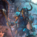 SKALLI BONESPLITTER MYTHIC LEGIONS ALL STARS. En vida, Skalli Bonesplitter fue uno de los merodeadores más despiadados y crueles del asentamiento norteño de Vikenfell. Skalli, uno de los que sucumbieron a la maldición que se abatió sobre estos guerreros, solo ha aumentado su crueldad tras la muerte. Este guerrero enano no muerto lidera una fuerza de saqueadores esqueletos desde las frías tierras de Vikenfell hacia el centro de Mythoss, donde llevará la muerte a todos los que se crucen en su camino.