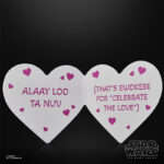 EWOK (VALENTINE’S DAY EDITION) BLACK SERIES STAR WARS. Hasbro presenta dentro de la colección The Black Series esta versión San Valentín de un Ewok del universo "Star Wars". Este simpático habitante de Endor llega con un diseño especial, luciendo alas de tela, tocado rojo y detalles en rosa que evocan a Cupido. La figura mide 15 cm y cuenta con múltiples puntos de articulación que permiten colocar al personaje en diferentes poses. Incluye 1x arco, 1x flecha, 1x postal con forma de corazón y 1x droide BD de compañía. Todo en colores rojo, rosa y blanco. Se presenta en un embalaje de colección tipo caja con ventana decorado en tonos rosas. UNIDADES LIMITADAS.