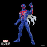 SPIDER-MAN 2099 MARVEL LEGENDS SERIES. Hasbro presenta en su colección Marvel Legends Series, esta figura retro de Spider-Man en su versión 2099, cuando un accidente de laboratorio modificó el código genético del científico Miguel O’Hara en los cómics de "Spider-Man 2099". Mide 15 cm de altura y cuenta con más de 20 puntos de articulación, permitiendo recrear poses dinámicas. Incluye 4x manos intercambiables (2x lanzando telarañas y 2x trepamuros) y 1x capa deshilachada. Presenta un esculpido y pintado de alta calidad inspirado en su diseño clásico de los cómics. Se presenta en blíster estilo retro con ilustraciones. UNIDADES LIMITADAS.