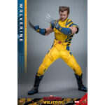 WOLVERINE (DELUXE VERSION) DEADPOOL & WOLVERINE MOVIE MASTERPIECE 1/6 HOT TOYS. Descubre esta magnífica figura Deluxe de Wolverine, de la colección Movie Masterpiece de Hot Toys. Inspirada en la película «Deadpool & Wolverine», esta pieza es una auténtica obra maestra para cualquier coleccionista de productos derivados del universo Marvel. Una fiel representación de Wolverine La figura representa a Wolverine con su icónico traje amarillo y azul, que recuerda los mejores momentos del universo X-Men. La precisión de los detalles de esta figura a escala 1/6 es simplemente impresionante. Con una altura de 31 cm, esta figura captura a la perfección el aura intimidante y el carisma de Logan, alias Wolverine. Características y accesorios Esta versión Deluxe es especialmente rica en detalles y accesorios. La figura viene con varias cabezas intercambiables, incluida una con una máscara completa y otra sin máscara con los rasgos de Hugh Jackman, el icónico actor que interpreta a Wolverine en el cine. Las cabezas cuentan con sistemas de globos oculares móviles para expresiones realistas. Además de las cabezas, esta figura incluye brazos intercambiables, garras desmontables y una armadura de combate desgastada. Los acabados de la ropa, las cicatrices y los detalles musculares son de una calidad excepcional, lo que permite a los fans recrear l Wolverine, conocido como Logan, es uno de los personajes más populares del universo Marvel. Apareció por primera vez en los cómics de la década de 1970 y rápidamente se convirtió en un miembro crucial de los X-Men. Su compleja historia, mezclada con dolor y redención, así como sus garras de adamantio y su rápido factor de curación, lo convierten en un personaje fascinante y formidable. En «Deadpool & Wolverine», Logan sigue mostrando su resistencia y valentía ante el peligro, al tiempo que aporta una profundidad emocional que conmueve a los fans de todas las edades.