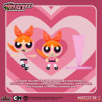 THE POWERPUFF GIRLS 5 POINTS SET (4) MEZCO TOYS. La ciudad de Townsville está bajo ataque, pero las Chicas Superpoderosas de 5 Puntos están aquí para salvar el día… ¡siempre y cuando regresen antes del toque de queda! Este set de lujo incluye a Blossom, Bubbles, Buttercup y su archienemigo Mojo Jojo.  Directamente de la popular serie de Cartoon Network, estos pequeños héroes luchan contra el crimen, el caos y cualquier obstáculo con encanto, inteligencia y un toque de magia de la Sustancia X. Cada figura viene empaquetada individualmente en un blíster de estilo retro, ideal para exhibir.