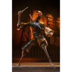 ULTIMATE FOOT SOLDIER TEENAGE MUTANT NINJA TURTLES (2012). En la serie animada Teenage Mutant Ninja Turtles de 2012, los soldados Foot representan la amenaza silenciosa y persistente del clan Foot. Siempre presentes en las sombras, operan en grupos, siguen órdenes sin dudar y empujan constantemente a las Tortugas hasta sus límites. Su papel enfatiza la estricta disciplina del clan. Ya sea en emboscadas, persecuciones o batallas coordinadas, los soldados Foot siguen siendo oponentes implacables que aumentan la tensión de cada encuentro. La figura recrea su aspecto alto y esbelto: traje negro, extremidades angulosas, máscara oscura con ojos rojos y la característica cinta roja en la cabeza. El set incluye una amplia gama de armas, como guadañas, una maza con púas, una lanza, una katana y otros accesorios fieles a la serie. Las múltiples manos intercambiables y una cabeza alternativa ofrecen una gran flexibilidad a la hora de colocar la figura. Los detalles nítidos destacan en las texturas del traje, las proporciones estilizadas, la pintura limpia y los accesorios bien elaborados. Con 18 cm de altura, la figura ofrece una articulación sólida para poses sigilosas o centradas en la acción inspiradas en los dibujos animados.