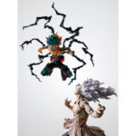 DEKU OVERLAY MY HERO ACADEMIA SH FIGUARTS. En My Hero Academia, Deku crece en un mundo en el que los héroes se enfrentan a amenazas cada vez mayores. Esta versión Overlay lo muestra en un momento de intenso poder, rodeado de una energía oscura y crepitante que transmite la urgencia y la presión de la batalla. La atmósfera parece la de un enfrentamiento decisivo en el que todo pende de un hilo. Deku desempeña un papel central en la serie, llevando el legado de One For All mientras forja su propio camino. Esta forma destaca un hito en su desarrollo, mezclando la determinación con el esfuerzo de superarse más que nunca. La figura captura con precisión este feroz diseño: pelo verde oscuro con puntas, torso con marcas oscuras, pantalones oscuros reforzados y botas pesadas. A su alrededor, un estilizado rayo negro se extiende hacia afuera, realzando la sensación de energía bruta. Su postura agachada, lista para atacar, amplifica la tensión de la escena. Con una altura de unos 14 cm, esta figura S.H.Figuarts incluye una articulación suave para realizar diversas poses. Las líneas del cuerpo, el sombreado de la piel y el esculpido de las piezas del rayo le confieren una fuerte personalidad visual. Los efectos circundantes ayudan a crear una exposición dinámica y de gran impacto.
