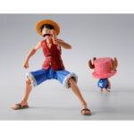 TONY TONY CHOPPER DRUM ISLAND ONE PIECE SH FIGUARTS. En el colorido mundo de One Piece, la tripulación del Sombrero de Paja cuenta con un reno muy especial: Tony Tony Chopper. El médico del barco comió la fruta Humano-Humano (Hito Hito no Mi), lo que le otorgó inteligencia y habla similares a las de los humanos, además de la capacidad de cambiar de forma. Su primera aparición importante tiene lugar durante el arco de la Isla Drum, donde se une oficialmente a la tripulación. Esta figura muestra a Chopper con su icónico aspecto de Drum Island, fácilmente reconocible por su enorme sombrero rosa con una cruz blanca. Con sus ojos expresivos, su lengua juguetona asomando y ambos brazos levantados, desprende una energía irresistiblemente alegre. También lleva su maletín médico azul, un sutil guiño a su papel como médico de la tripulación. Fabricada en PVC, esta figura de 7 cm presenta un acabado suave con una fidelidad impresionante al manga. Desde los detalles esculpidos del pelaje hasta el sombrero de gran tamaño y las expresivas caras alternativas, cada rasgo está finamente elaborado. El set incluye múltiples placas faciales, incluida una caricatura de Usopp, para recrear escenas divertidas. Compacta y totalmente personalizable, esta pieza de S.H.Figuarts hará las delicias tanto de los coleccionistas de One Piece como de los aficionados a las figuras expresivas y llenas de vida. Con el soporte incluido y las piezas intercambiables, puedes recrear poses icónicas del anime o inventar otras nuevas.