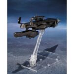 GODZILLA HEAT RAY VER VS NEW GOTENGO GODZILLA: FINAL WARS SH MONSTER ARTS. En el universo de Godzilla, existe una tensión permanente entre la humanidad y las fuerzas colosales que amenazan su equilibrio. Esta escena muestra un enfrentamiento emblemático entre Godzilla, en su forma Heat Ray, y el New Gotengo, una nave militar diseñada para competir con criaturas titánicas. El ambiente es el de una batalla estratégica en la que se enfrentan la fuerza bruta y la tecnología. Godzilla, figura central de la saga, encarna aquí toda la fuerza caótica que lo caracteriza. Frente a él, el New Gotengo representa la respuesta humana, un símbolo de resistencia e ingenio. Su oposición narra una lucha continua entre dos fuerzas que nunca se rinden. La figura captura estos dos elementos con precisión: Godzilla luce su piel escamosa y oscura, sus placas dorsales teñidas de un naranja incandescente y su postura erizada, con la boca abierta. Por su parte, el New Gotengo se reproduce con un casco oscuro, un taladro frontal y un soporte transparente articulado que permite presentarlo en vuelo. Las texturas, los relieves y los contrastes dan un aspecto dinámico al conjunto. Con unas dimensiones aproximadas de 16 cm, esta pieza de S.H. MonsterArts ofrece un nivel de detalle escultórico tanto en Godzilla como en la nave. Las discretas articulaciones de Godzilla permiten algunas variaciones de postura, mientras que el soporte del Gotengo ofrece opciones de exposición aérea. Se trata de un dúo pensado para recrear una escena de acción directamente en la estantería.