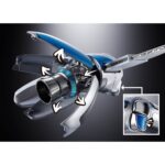 ASTRO BOT & DUAL SPEEDER CHOGOKIN.Procedente del universo del videojuego Astro Bot, este dúo de figuras destaca al adorable robot Astro y su nave espacial transformable, la Dual Speeder, ambos procedentes del universo PlayStation. Presente en la consola PS5, este juego de aventuras destaca las funcionalidades del mando DualSense en un mundo lleno de encanto, referencias y mecánicas lúdicas. Astro aparece aquí con su fiel nave, que pilota a lo largo de los niveles para explorar nuevos horizontes. Este dúo encarna la simbiosis entre una jugabilidad innovadora y un universo entrañable, al tiempo que rinde homenaje al universo tecnológico y retro de PlayStation. El pequeño robot adopta una postura alegre y dinámica, fiel a su temperamento. El mando transformado en nave presenta una estética futurista con alas desplegables, propulsores detallados y un sistema de luces LED integrado. La base circular alberga a Astro de pie y a la nave, expuesta en vuelo, para crear un efecto visual impactante y muy fiel a las imágenes del juego. Los colores blanco y azul metalizado reproducen a la perfección el diseño de la consola y del robot. El set está compuesto por ABS, PVC y metal fundido a presión, lo que garantiza un excelente resultado visual y una solidez apreciable. Las texturas metálicas y los detalles mecánicos alrededor de los propulsores y las alas están especialmente cuidados. La base con soportes incluidos permite diferentes configuraciones de exposición. Todo se entrega con pilas incluidas (3x LR44) para activar los efectos luminosos.