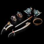 GORTHOKK MYTHIC LEGIONS ALL STARS. Los orcos cavernícolas, o como se les conoce comúnmente, los «orcos sombríos», son tan brutales que los demás orcos les temen por su ferocidad. Estas grotescas criaturas, fruto de cruces entre parientes, nacen en las profundidades subterráneas y están condenadas a vivir como mineros y herreros de armas mortíferas. Los más salvajes son entrenados para la guerra y finalmente salen a la superficie para luchar por Arethyr. Gorthokk, un estratega excepcional entre su pueblo, fue elegido para representar a Arethyr y firmar un malvado pacto conocido como el Tratado de las Sombras.