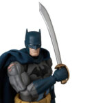 BATMAN DAMAGE (BATMAN: HUSH) DC COMICS FIGURA MAFEX. Batman es el Caballero Oscuro de DC Comics, el justiciero de Gotham City que confía en su intelecto, entrenamiento y fuerza de voluntad más que en superpoderes. Esta figura oficial de Batman (Dañado) mide unos 16 cm de altura y forma parte de la línea Miracle Action Figure (MAFEX). Producida por Medicom Toy, muestra al Caballero Oscuro en un estado «dañado por la batalla», aún listo para luchar a pesar de las marcas visibles en su traje. Detrás de la máscara, Bruce Wayne continúa su guerra contra el crimen, utilizando el miedo como arma junto con un completo arsenal de artilugios. Implacable y metódico, sigue adelante incluso cuando está herido, que es precisamente lo que evoca esta versión Damage. Las esculturas de cabeza incluidas, que van desde una mirada sombría con la boca cerrada hasta una expresión de grito y un gruñido con los dientes apretados, te permiten mostrar diferentes facetas del personaje, desde el frío estratega hasta el luchador acorralado. En cuanto al diseño, la figura luce su clásico traje gris con capucha, guantes y botas azul marino oscuro, además del emblema del murciélago en relieve en el pecho y un gran cinturón utilitario amarillo alrededor de la cintura. La capa de tela azul oscuro está deshilachada en los bordes, lo que enfatiza la sensación de «recién llegado de la batalla», mientras que un corte vendado en su brazo derecho añade un claro signo de daño. Batman viene con varios accesorios, entre los que se incluyen una espada larga con guarda dorada, proyectiles con forma de murciélago y un dispositivo de agarre con cable. Gracias a sus múltiples puntos de articulación, la figura puede colocarse en posturas de ataque, posiciones defensivas o simplemente de pie con la capa ondeando, como pieza central de tu colección DC.