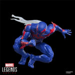 SPIDER-MAN 2099 MARVEL LEGENDS SERIES. Hasbro presenta en su colección Marvel Legends Series, esta figura retro de Spider-Man en su versión 2099, cuando un accidente de laboratorio modificó el código genético del científico Miguel O’Hara en los cómics de "Spider-Man 2099". Mide 15 cm de altura y cuenta con más de 20 puntos de articulación, permitiendo recrear poses dinámicas. Incluye 4x manos intercambiables (2x lanzando telarañas y 2x trepamuros) y 1x capa deshilachada. Presenta un esculpido y pintado de alta calidad inspirado en su diseño clásico de los cómics. Se presenta en blíster estilo retro con ilustraciones. UNIDADES LIMITADAS.