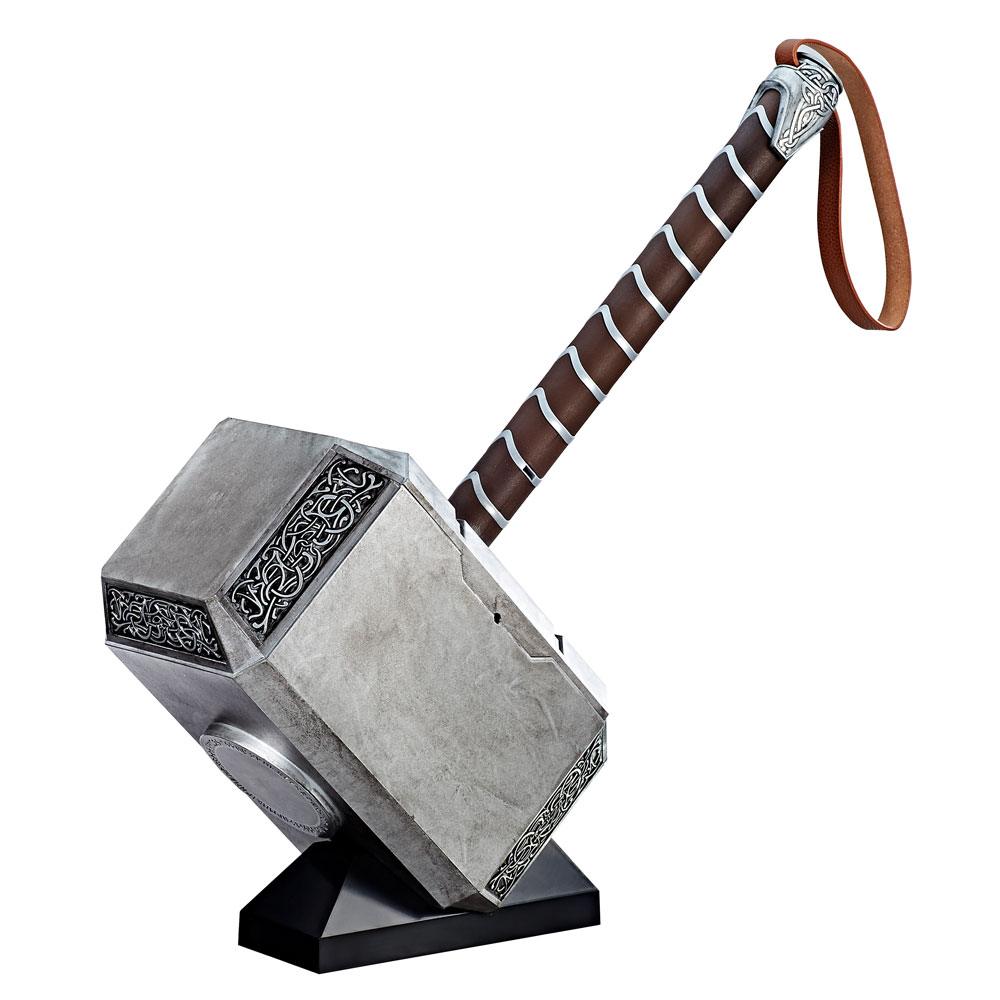MJOLNIR THOR HAMMER ELECTRONIC MARVEL LEGENDS SERIES. Hasbro reintroduce en su colección Marvel Legends Series esta réplica electrónica premium de Mjölnir, el martillo del dios Thor, basada en su icónica aparición en las películas del universo cinematográfico de "Marvel". Este martillo a escala 1:1 mide aproximadamente 50 cm de largo y está fabricado en PVC con un nivel de detalle excepcional. Incluye correa para la muñeca y pomo con acabado premium. Cuenta con efectos de luz LED y sonido activados por voz: al pronunciar el nombre de Thor, se ilumina el símbolo de las runas de Odín. Requiere 3x pilas AA (no incluidas). Incluye manual de instrucciones. Se presenta en una caja ilustrada de colección. UNIDADES LIMITADAS.