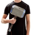 MJOLNIR THOR HAMMER ELECTRONIC MARVEL LEGENDS SERIES. Hasbro reintroduce en su colección Marvel Legends Series esta réplica electrónica premium de Mjölnir, el martillo del dios Thor, basada en su icónica aparición en las películas del universo cinematográfico de "Marvel". Este martillo a escala 1:1 mide aproximadamente 50 cm de largo y está fabricado en PVC con un nivel de detalle excepcional. Incluye correa para la muñeca y pomo con acabado premium. Cuenta con efectos de luz LED y sonido activados por voz: al pronunciar el nombre de Thor, se ilumina el símbolo de las runas de Odín. Requiere 3x pilas AA (no incluidas). Incluye manual de instrucciones. Se presenta en una caja ilustrada de colección. UNIDADES LIMITADAS.