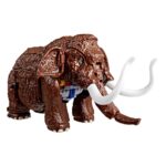 MAXIMAL BIG CONVOY TRANFORMERS: AGE OF THE PRIMES DELUXE CLASS. ¡Disfruta del épico universo de los robots Transformers con la figura Transformers de Maximal Big Convoy! Esta figura Leader Class de 16,5 cm se convierte de robot en mamut en 29 pasos. Con una avanzada articulación y accesorios removibles como su icónico gran cañón, un arma, misiles y colmillos removibles, la figura de acción de Maximal Big Convoy es una excelente adición a toda colección. Busca otros juguetes Transformers Age of the Primes coleccionables (se venden por separado, sujeto a disponibilidad) de personajes como Razorclaw, The Thirteen Alpha Trion, Junkion Jalopy y otros para formar una colección que es mucho más de lo que se ve a simple vista.