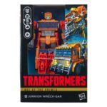 JUNKION WRECK-GAR TRANFORMERS: AGE OF THE PRIMES DELUXE CLASS. ¡Disfruta del épico universo de los robots Transformers con la figura Transformers de Junkion Wreck-Gar! Esta figura Voyager Class mide 17,5 cm y se convierte de robot en camión de basura en 15 pasos. Además, se puede dividir en piezas de armadura para otras figuras (cada una se vende por separado, sujeto a disponibilidad). Con avanzada articulación y accesorios removibles como un cañón y un arma, esta figura Transformers es una excelente adición a toda colección. Busca otros juguetes Transformers Age of the Primes coleccionables (se venden por separado, sujeto a disponibilidad) de personajes como Maximal Big Convoy, Amalgamous Prime, Combaticon Brawl y otros para formar una colección que es mucho más de lo que se ve a simple vista.